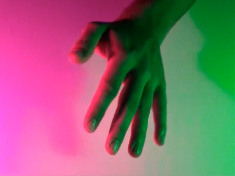 Eine Hand wirft farbige Schatten